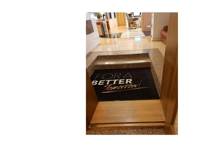 Elis paklājs nišā