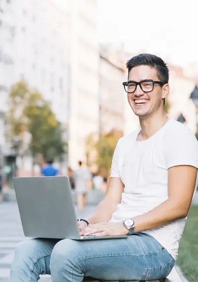 Un jeune homme travaillant sur son ordinateur portable