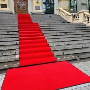 Sarkanie paklāji uz trepēm